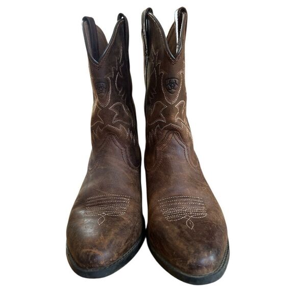 Ariat Kids Heritage R Toe Western Boots in Distressed Brown
Size 3 US / (8.5”) - Picture 2 of 6